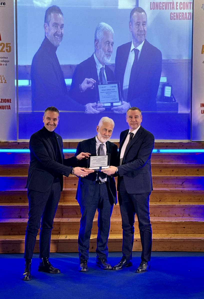 fondimof's tweet photo. Questa mattina abbiamo ricevuto un riconoscimento che racconta oltre cinquant’anni di storia. L’ad Addessi e il direttore Sepe hanno ritirato per MOF il premio Impresa della Camera di Commercio di Frosinone Latina. #MOF #impresa #agroalimentare #filiera #premio https://t.co/m6YZUbpZe8