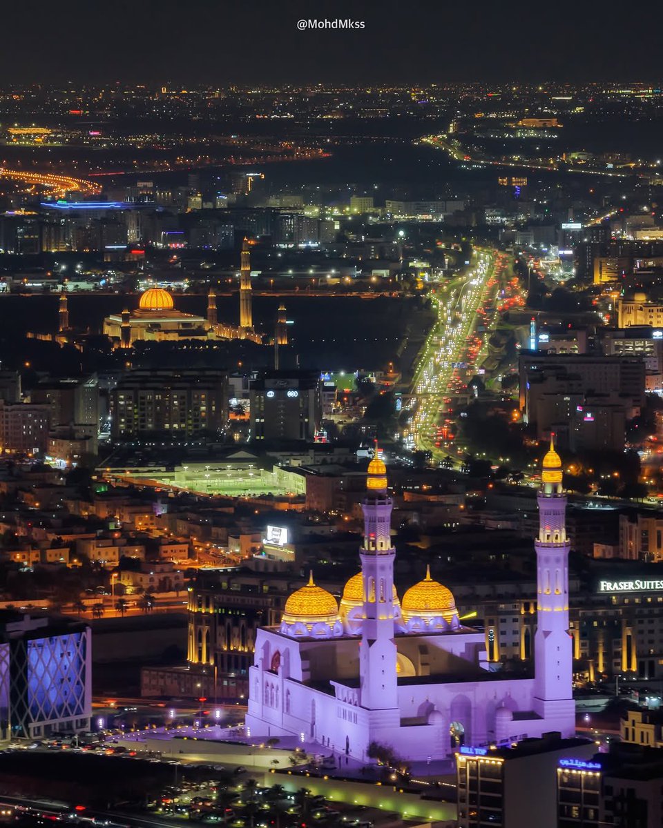 مشهدٌ ليليّ من عاصمة سلطنة عُمان .. مسقط 🇴🇲 🤍
