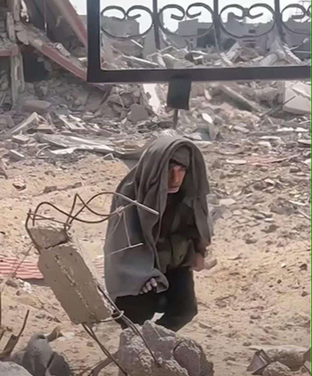 قبل عام عرضت صور لأول مرة لأبي إبراهيم يغالب شيبه وضعف جسده بين غبار المعارك يتقدم الصفوف ، فيما كان أشباه الرجال يعلّقون مشنقته ويرمونه بأبشع التهم والشتائم
لكن ومن فمه نقول :
وللحرية الحمراء بابٌ، بكل يد مضرجة يُدقُّ 💚