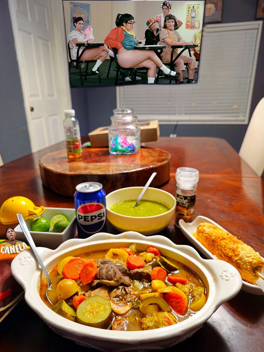 B0RRACHIT0's tweet image. Un rico caldito de res para quitar el frío y a mirar el Chavo del 8. 🍛❄️🔥😊