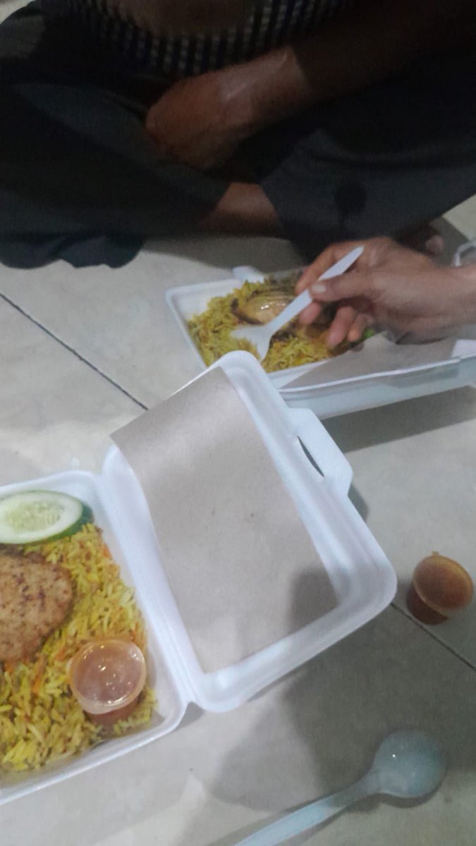 gfirman19's tweet photo. Jadi keinget malem² h-2 bpk berpulang, ceritanya pulang narik jam 8an, bokap chat"lang ada kebuli baru didepan ade mau", dalem hati alesan bae padahal die yg mau tkt diomelin ibu makan malem², bawa pulang uang 58rebu, 40rebu buat beli kebuli,18 buat modal besok. https://t.co/p1VCDRHUhf