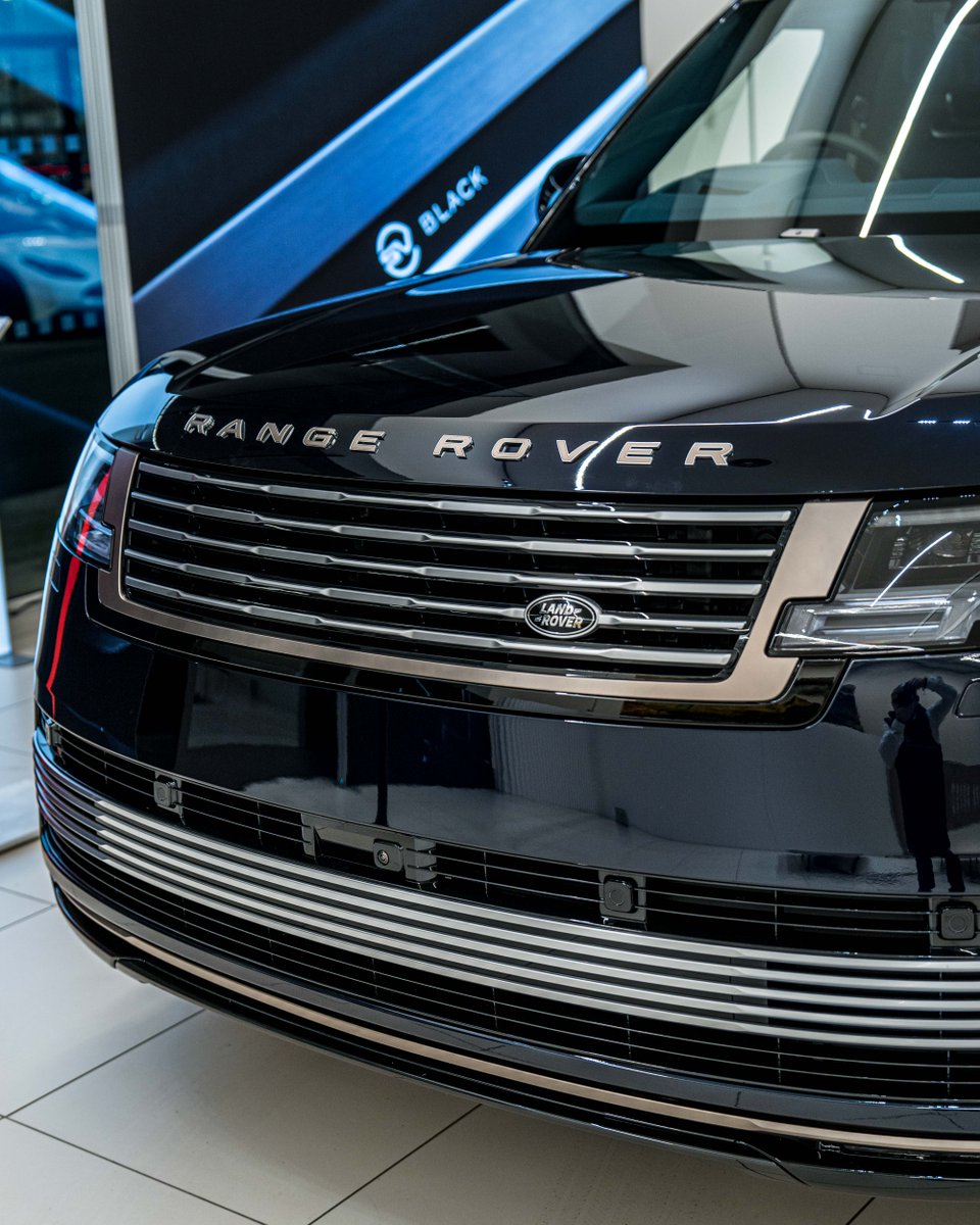 GRANGEMOTORS's tweet image. A standout moment from our Range Rover SV Event at Grange Land Rover Hatfield! 

The Range Rover SV Long Wheelbase in Constellation Blue is pure luxury—crafted for calmness and elegance. Explore SV personalization with our team! 

#SV #Grange #GrangeLandRover #RangeRover