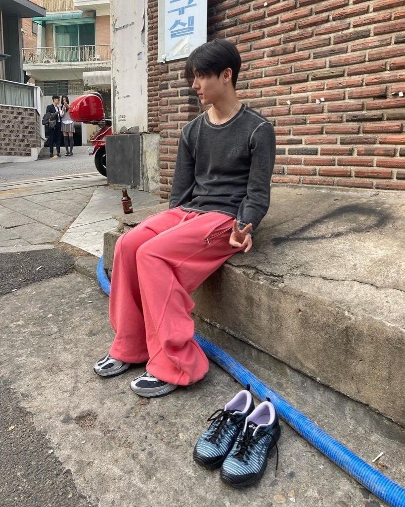 hihi_okey_soso's tweet photo. 本国ペンにゴヌとサンウォン、靴お揃い2回目とか言われてて神　1個目は時期的に偶然っぽいし、2個目も偶然だとしたら普通に性格真逆なのに靴の趣味だけ合いすぎだろ https://t.co/JrTdLAb9bt