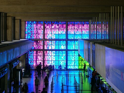 Maiquetía fue un puente aéreo del narco. En 2006 llegaron 16 millones de dólares en efectivo en vuelos comerciales y siguieron a Caracas en helicópteros, con apoyo de la Guardia Nacional
📍bit.ly/49UlQhc