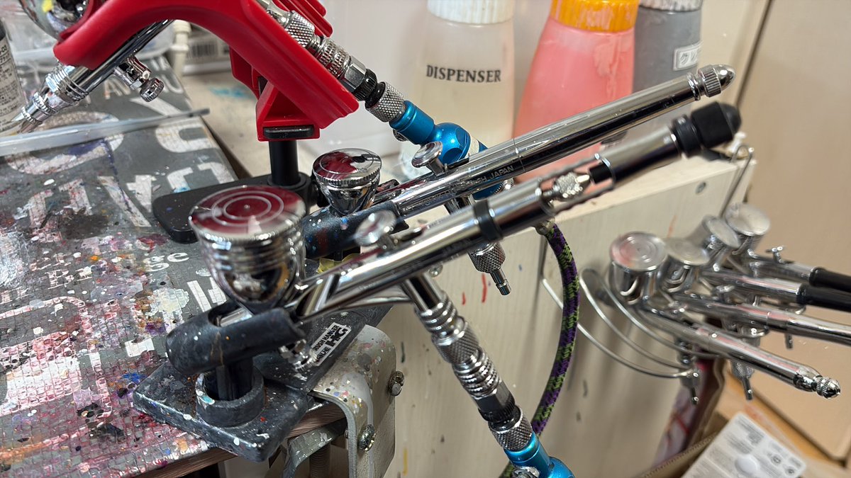 やっぱり自分にはクレオスのPS771は使いにくい！
ボタンのストロークが短すぎて塗料の出る幅がシビアすぎる、
スプリングがきつすぎてボタンが固い

薄めすぎぐらいじゃないと塗料でないし
ニードルストッパーの意味がわからん形