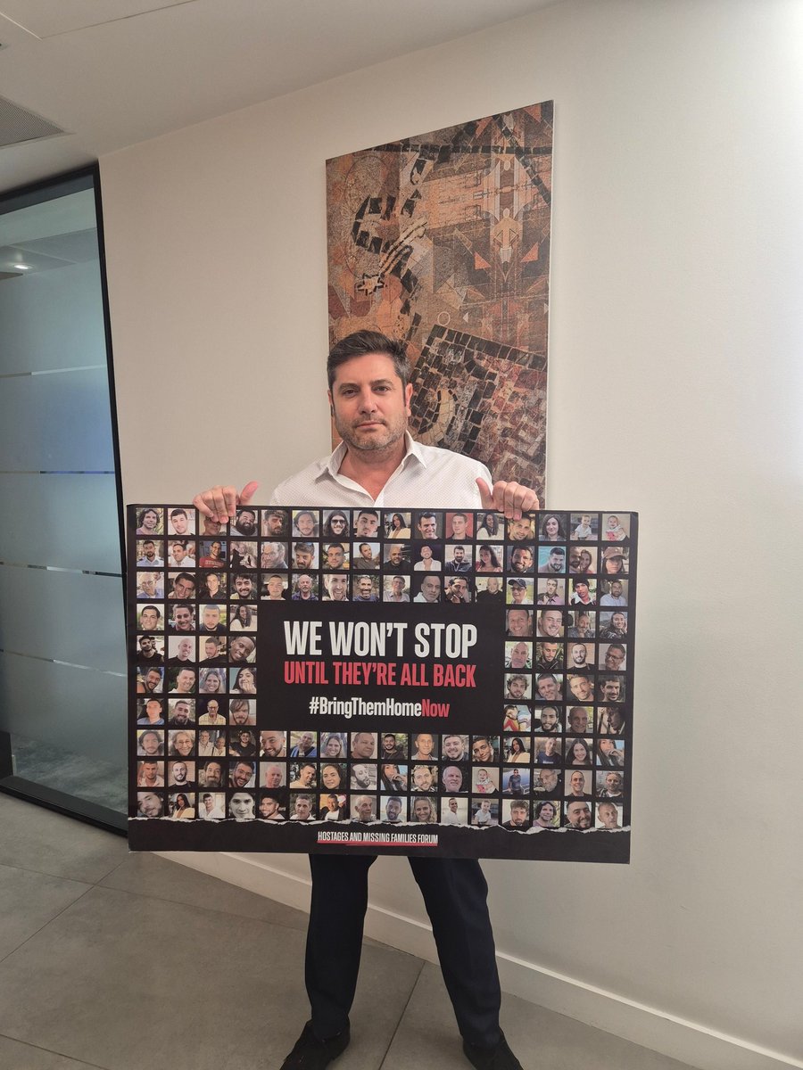 Después 843 días, finalmente podemos guardar la foto que tuvimos desplegada en la entrada de nuestra Embajada con las imágenes de los secuestrados por Hamas el 7 de octubre de 2023.
El cuerpo de Ran Gvili, el último secuestrado que seguía desaparecido, fue encontrado por las FDI