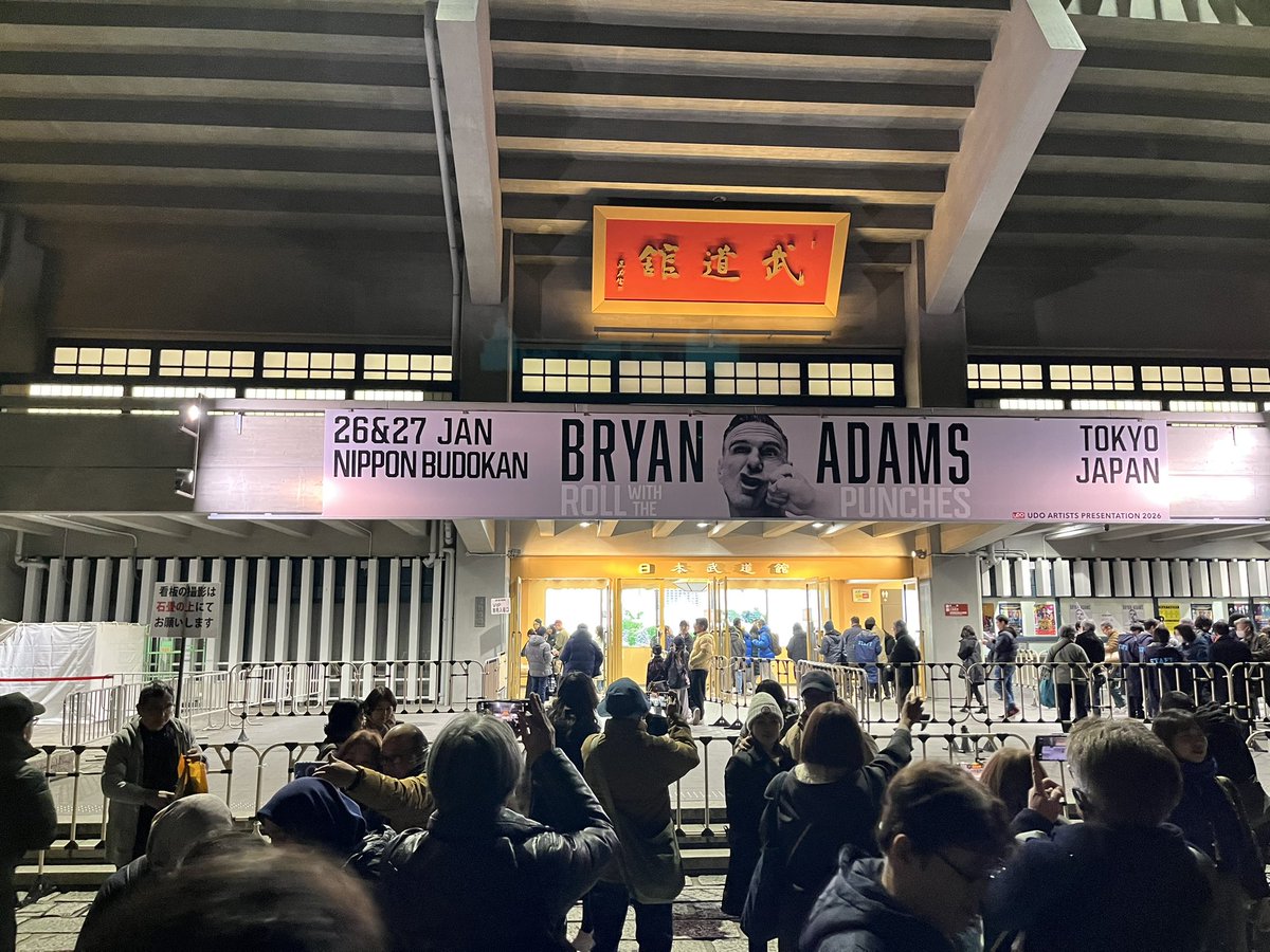 kt_kt82936206's tweet photo. きょうは母と、ブライアン・アダムスの武道館公演🎙️パラフルなステージ、スクリーンに映る懐かしいビデオクリップ。帰り際、母は早速もう、「次はいつ、来日してくれるのかしら」。今夜、公演を見たばかりなのにね✨ https://t.co/AFLl9FFYTa