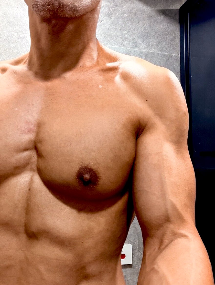 hotandcasual's tweet photo. pre-shower snap shot 😮‍💨 #chest #gymrat #bathrooms https://t.co/LPE7OcjHRx