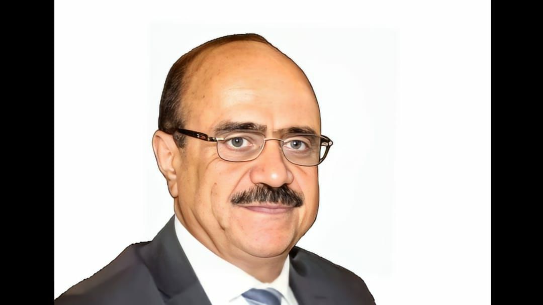 أكد البرلماني والسفير السابق علي العمراني أن #اليمن ستظل عصية على التجزئة مهما بلغت الترتيبات والدعم الخارجي، مشدداً على أن بعض الأشقاء ساهموا بشكل مباشر في تعميق الأزمات واستنزاف مقدرات البلاد، ما يجعل التصدي لمحاولات التقسيم واجباً وطنياً لحماية وحدة اليمن وأمن شعبه.