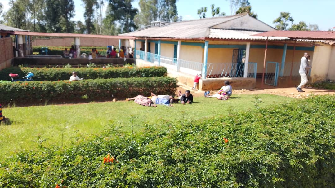 MagazineJimbere's tweet photo. 📊 80 enfants et environ 60 adultes sont reçus chaque jour au centre de santé #Jene, dans la commune de #Kayanza(@PButanyerera), selon les chiffres enregistrés à la fin de la semaine dernière. Cette affluence contraste avec la situation d’il y a deux mois, où le nombre total de patients ne dépassait pas 100 par jour, d’après les agents de cette structure sanitaire très sollicitée
🎤 Le personnel du centre indique que la toux et la grippe sont les maladies les plus fréquentes. Il rassure toutefois que les médicaments sont encore disponibles, tout en exprimant des craintes de pénurie si cette forte affluence se poursuit
👥 De leur côté, les responsables de la santé publique, tant au niveau communal que provincial, affirment être informés de la situation et assurent qu’elle est suivie de près
#Burundi #Jimbere