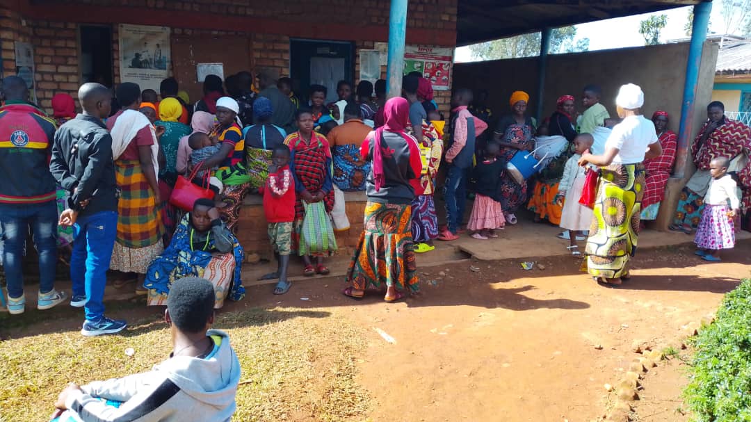 MagazineJimbere's tweet photo. 📊 80 enfants et environ 60 adultes sont reçus chaque jour au centre de santé #Jene, dans la commune de #Kayanza(@PButanyerera), selon les chiffres enregistrés à la fin de la semaine dernière. Cette affluence contraste avec la situation d’il y a deux mois, où le nombre total de patients ne dépassait pas 100 par jour, d’après les agents de cette structure sanitaire très sollicitée
🎤 Le personnel du centre indique que la toux et la grippe sont les maladies les plus fréquentes. Il rassure toutefois que les médicaments sont encore disponibles, tout en exprimant des craintes de pénurie si cette forte affluence se poursuit
👥 De leur côté, les responsables de la santé publique, tant au niveau communal que provincial, affirment être informés de la situation et assurent qu’elle est suivie de près
#Burundi #Jimbere