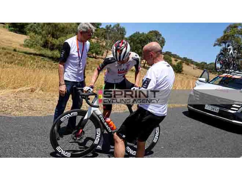 tuttobiciweb_it's tweet photo. La stagione inizia in salita per la #UAEEmirates: dopo Narvaez e Laengen, anche Bjerg finisce ko per colpa del canguro. Per il danese fratture alla spalla e alla mano #UAETour #ciclismo
https://t.co/nVVtYPeJTf https://t.co/OEMvoNjcqd