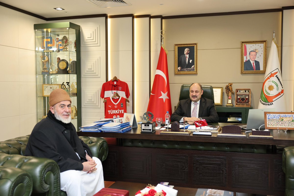 Şanlıurfa Mevlana Külliyesi Yönetim Kurulu Başkanı Hafız Kasım Sezer, Şanlıurfa Büyükşehir Belediye Başkanımız Mehmet Kasım Gülpınar’ı ziyaret etti.

Nazik ziyaretlerinden dolayı kendilerine teşekkür ediyoruz.