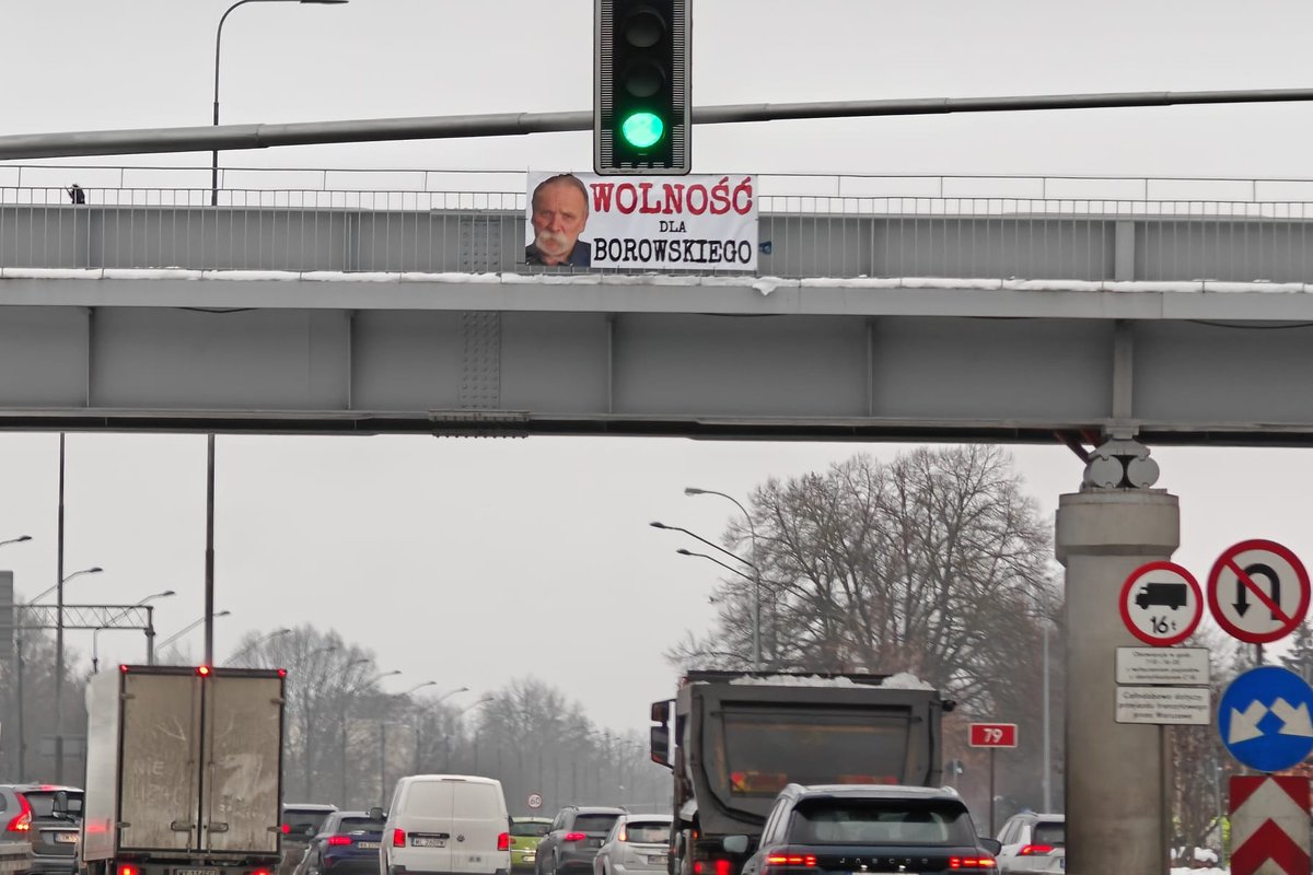 RBakiewicz's tweet photo. Warszawa krzyczy: WOLNOŚĆ DLA BOROWSKIEGO!

Banery na ulicach to głos tych, którzy widzą, dokąd zmierza Polska.

Tusk buduje państwo represji, gdzie sądy ścigają patriotów, a zdrajcy i resortowe dzieci rozdają karty.

Borowski ma być zniszczony pokazowo – bo nie klękał, bo nie milczał, bo był wierny Polsce.

To nie jest wyrok. To zemsta Tuska na polskim ruchu sprzeciwu.

✍️ Trwa zbiórka podpisów pod apelem do Prezydenta o ułaskawienie Adama Borowskiego.

https://t.co/VpgBuj69rS

Nie stój z boku – podpisz, udostępnij, bądź po stronie Polski.

#wolnoscdlaborowskiego