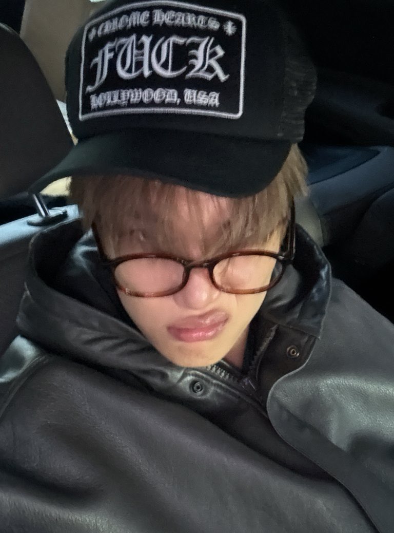 corpsehun's tweet image. Should i change my pfp to this