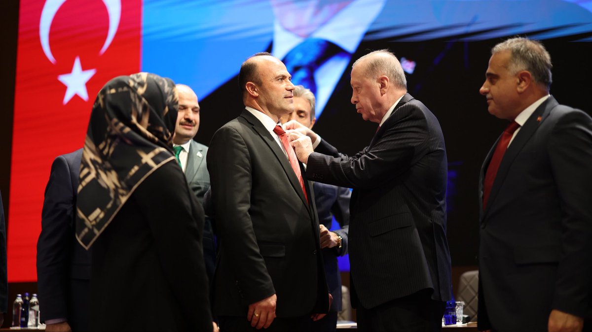 Genel Başkanımız ve Cumhurbaşkanımız tarafından rozetleri takılarak Partimize katılan Belediye Başkanlarını tebrik ediyorum. 

Hayırlı, uğurlu olsun.