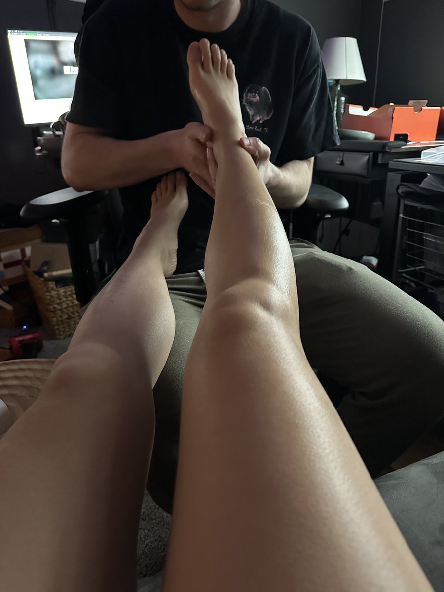 ChancoCat's tweet image. I don’t have the fanciest house or car but I have a partner that offers to lotion my legs, brush my hair, massages, makes me food, and always lets me chase my dreams 💕