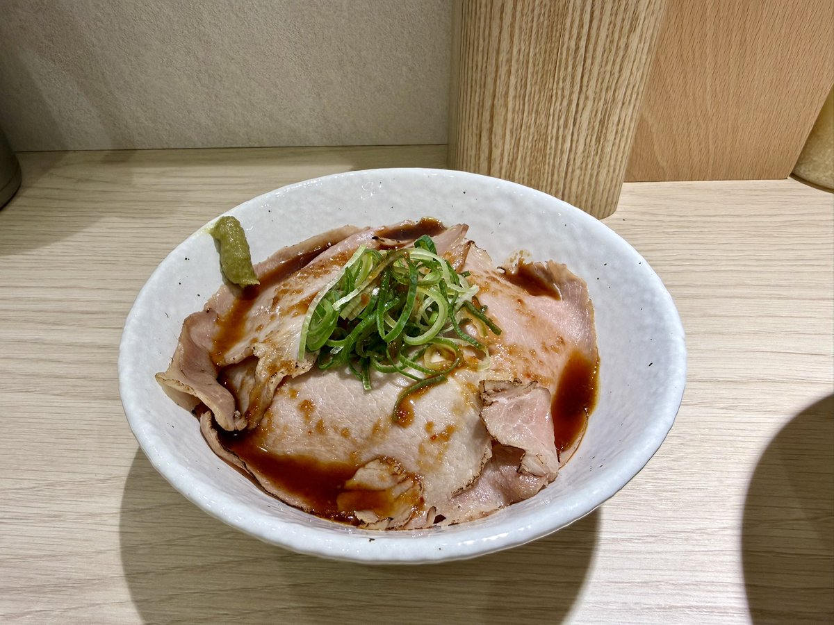 zoukaichiku's tweet image. 牡蠣と味噌のバランスがいい〜😍💯
牡蠣塩は牡蠣が前面、牡蠣味噌はバランス🍜
味噌ダレはどうしても強くなりがちだが、ちゃ〜んと牡蠣を感じる😍💯
チャーシューはオレの好きなタイプで噛みごたえも👌💯
炙り肉丼のチャーシューはもちろんタレもオレ好み😍💯
丼の縁に添えてある山葵が抜群に合う😍💯