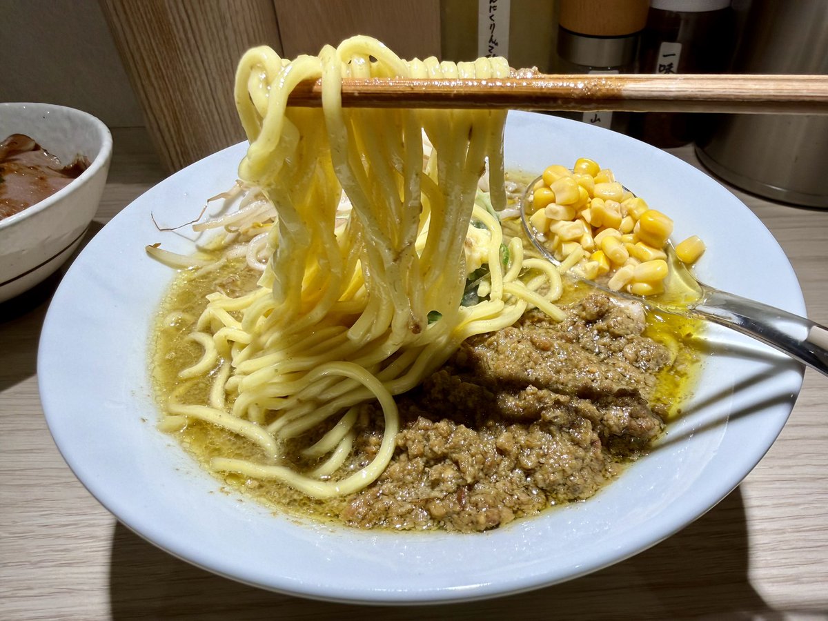 zoukaichiku's tweet image. 牡蠣と味噌のバランスがいい〜😍💯
牡蠣塩は牡蠣が前面、牡蠣味噌はバランス🍜
味噌ダレはどうしても強くなりがちだが、ちゃ〜んと牡蠣を感じる😍💯
チャーシューはオレの好きなタイプで噛みごたえも👌💯
炙り肉丼のチャーシューはもちろんタレもオレ好み😍💯
丼の縁に添えてある山葵が抜群に合う😍💯