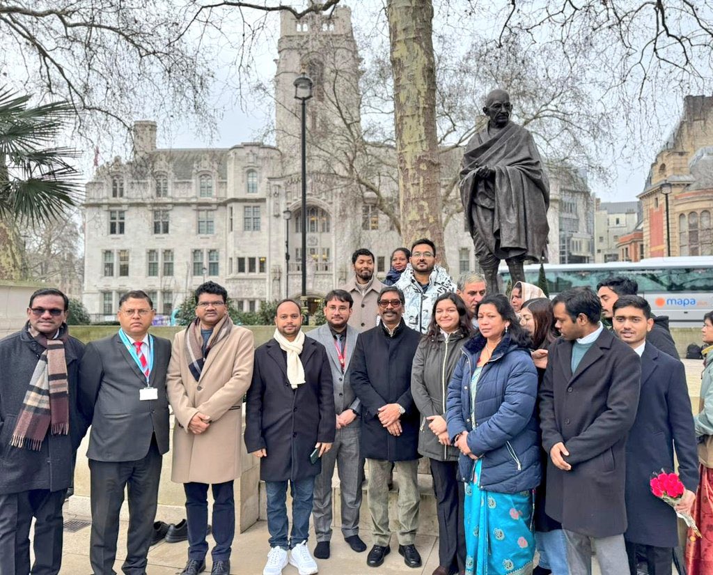 JharkhandCMO's tweet photo. #RepublicDay के अवसर पर मुख्यमंत्री @HemantSorenJMM ने #london स्थित पार्लियामेंट स्क्वायर में राष्ट्रपिता महात्मा गांधी जी की प्रतिमा पर माल्यार्पण कर उन्हें नमन किया।

#JaiHind #UnitedKingdom https://t.co/iKBHyF6sCU