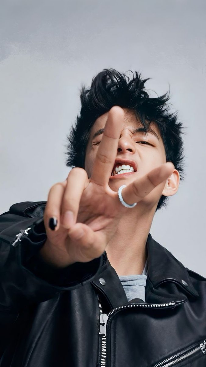 taehyvngpics's tweet image. V ✌🏻