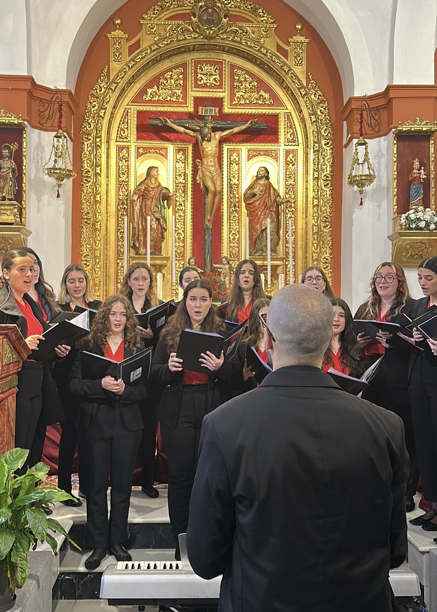 ETomares's tweet photo. El Coro Joven tuvo el honor de acompañar con sus voces la solemne Función Principal dedicada a San Sebastián, Patrón de Tomares.

Agradecemos al Rvdo. Pbro. D. Fernando y a la Junta Directiva de la Hdad. Sacramental la cariñosa acogida a nuestras chicas.

@hdadtomares @Tomares_es https://t.co/V6vDjcfKtj
