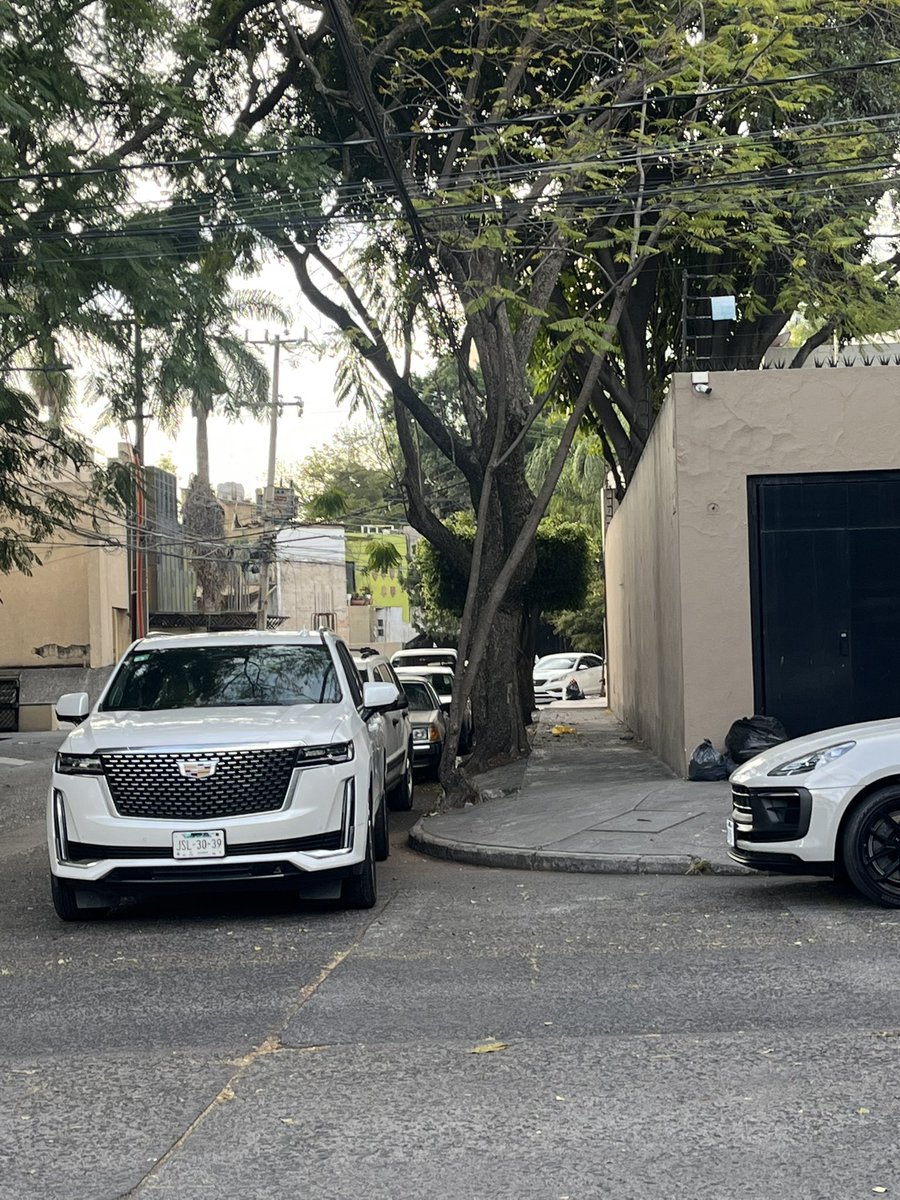 Todos los días está persona, que es chofer o escolta o algo así, se estaciona en la esquina de Isabel la Católica e Hidalgo, sin importarle que tape el paso peatonal y la vista a quienes van a cruzar. De verdad representa un peligro <a href="/GdlMovilidad/">Movilidad Gdl.</a> <a href="/Trafico_ZMG/">TráficoZMGuadalajara</a> <a href="/vallartanortesl/">Colonos Vallarta Norte San Lucas</a>
