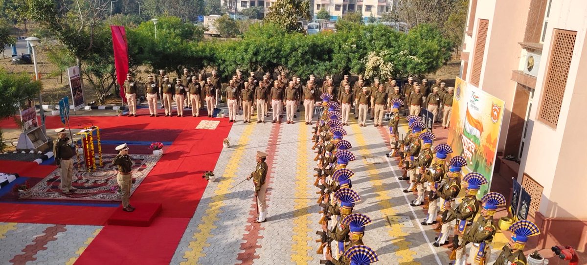 राजस्थान सेक्टर #CRPF में  77 वें गणतंत्र दिवस के पावन अवसर पर ध्वजारोहण समारोह का आयोजन किया गया। 
इस अवसर पर पुलिस महानिरीक्षक डाॅ अर्चना शिवहरे द्वारा राष्ट्रीय ध्वज फहराया गया, जिसके पश्चात अधिकारियों एवं जवानों ने राष्ट्रध्वज को सलामी दी। 
कार्यक्रम के दौरान केंद्रीय रिज़र्व