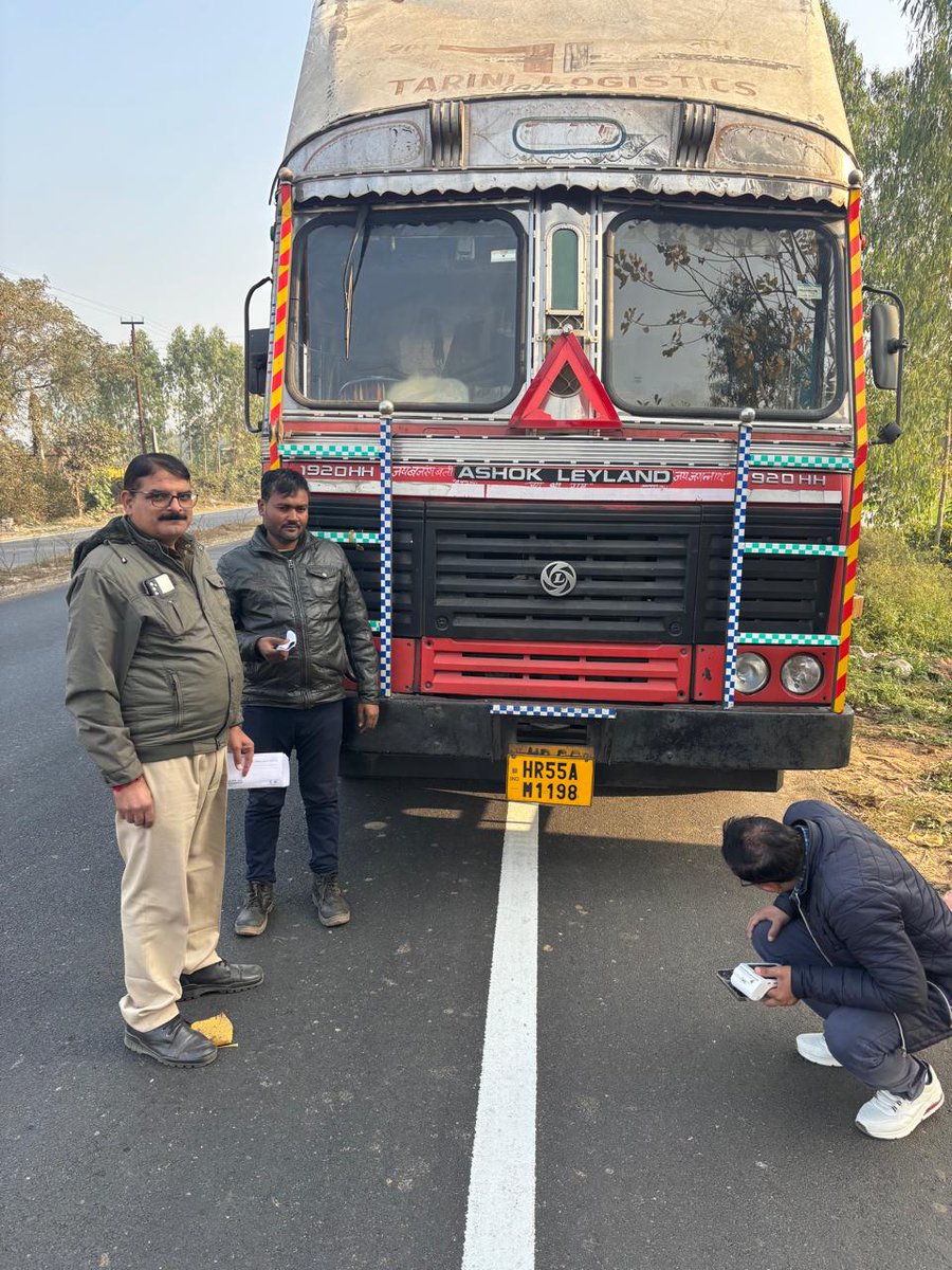 राष्ट्रीय सड़क सुरक्षा माह 2026 के दृष्टिगत दिनांक 09.01.2026 को जनपद बिजनौर में हूटर, प्रेशर हॉर्न, शीशों पर काली फिल्म के विरुद्ध अभियान चलाया गया तथा सड़क सुरक्षा के प्रति जागरूक करते हुए दुपहिया चालकों को हेलमेट पहनने के प्रति प्रेरित किया गया।
