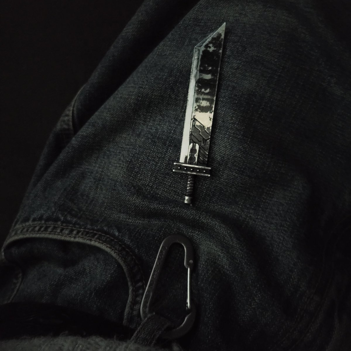 my buster sword broke off of my carabiner (╥﹏╥)
(left side btw, im 6ft tall btw) 

it happened before but i think its beyond repair this time,,,, what should i replace it with? (ᵕ  ´ ∇  ˋ ˶)