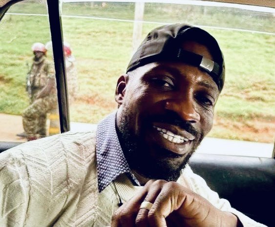 CDF has ordered the arrest of those two sojaz in the background 😂😂😂😂😂😂😂