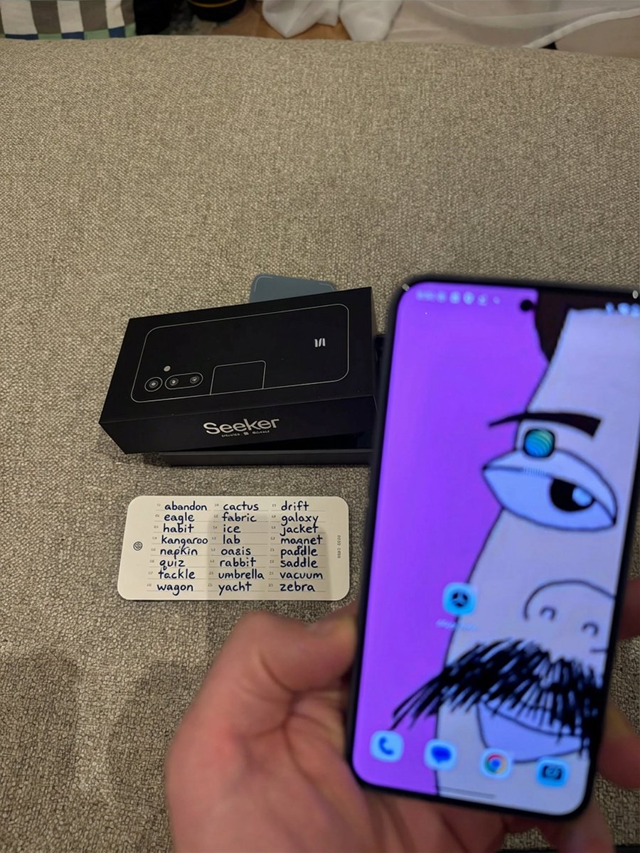 Finally unpacked my <a href="/solanamobile/">Seeker | Solana Mobile</a> ‘s Seeker 

Looks cool and safe 💪🏼