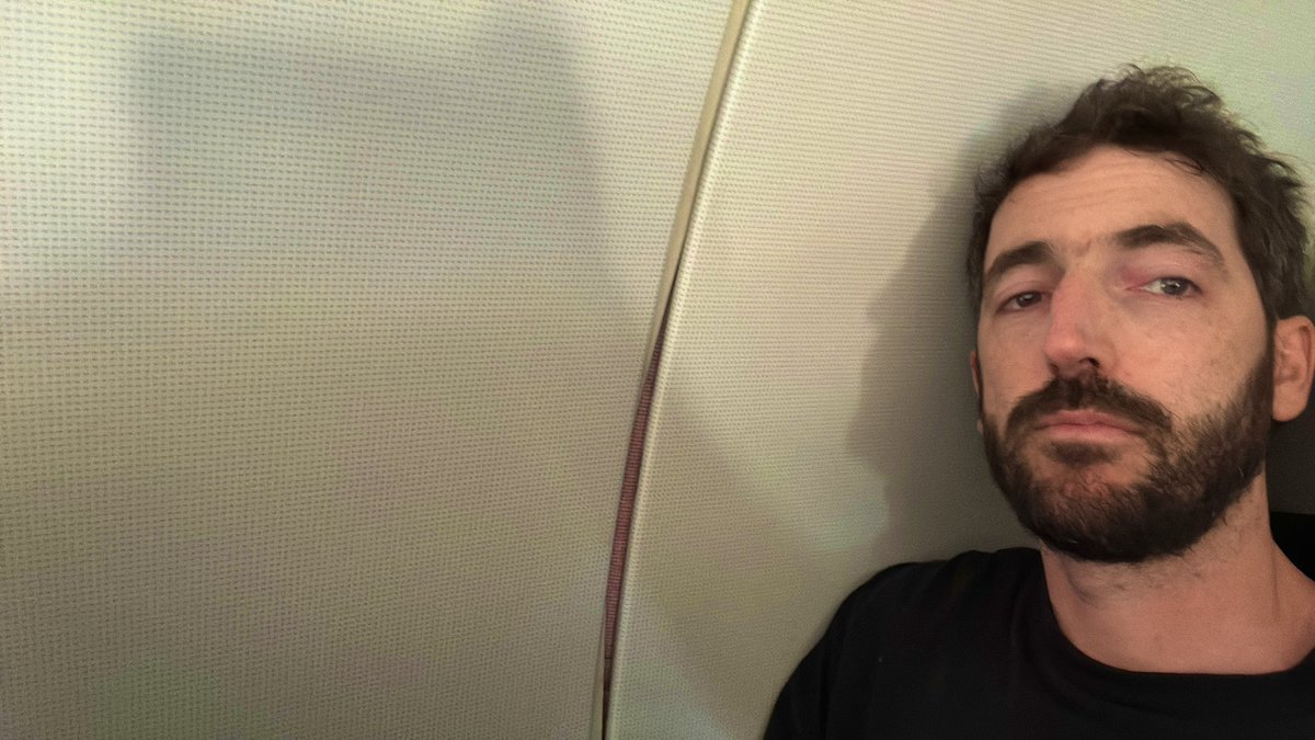 Jajaja, no lo puedo creer, pagué un extra para elegir lugar en el vuelo, seleccionó ventanilla y me pasa esto!! No había ventana