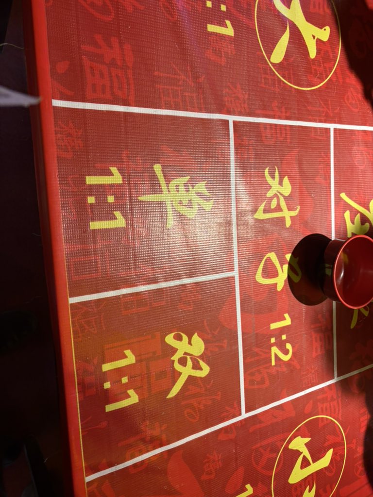 但是还有一个问题，刚刚玩赌博，然后很多人都输了，压大压小，还有压对子，然后压庄家，反而这个游戏 就是玩的人都输了。那个单双，他们认为我是对子，那么你单双就不结算。其实那个庄家很明显，他不知道这种概率游戏。