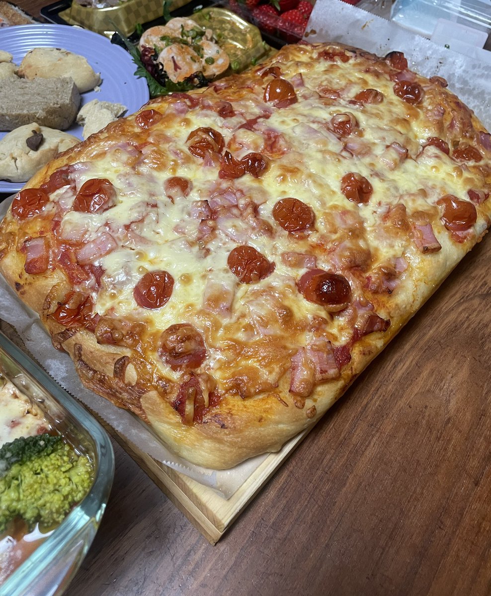 drill_dori's tweet photo. 自家製フォカッチャピザ美味そうだろ？

でも味は50点なんだぜ！

だが原因は分かってる。

ビジネスも同じだがコアとなる部分を蔑ろにすると台無しになってしまう。(知らんけど)

初期段階ではディテールは二の次。

二次発酵はマスト。

パン職人の道は険しい。 https://t.co/X7ryJ6KkhZ