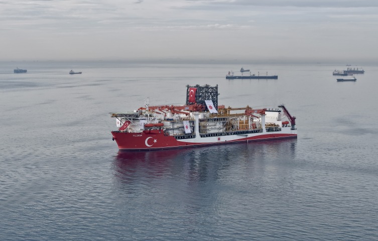 gurselaydinn's tweet photo. Yıldırım Sondaj Gemisi, Karadeniz yolcusu...

Türkiye'nin arama ve sondaj kabiliyetlerini güçlendirmek amacıyla enerji filosuna katılan 6'ncı sondaj gemisi Yıldırım, Karadeniz'deki görevi için İstanbul Boğazı'ndan geçti. https://t.co/SMPNMkK63i