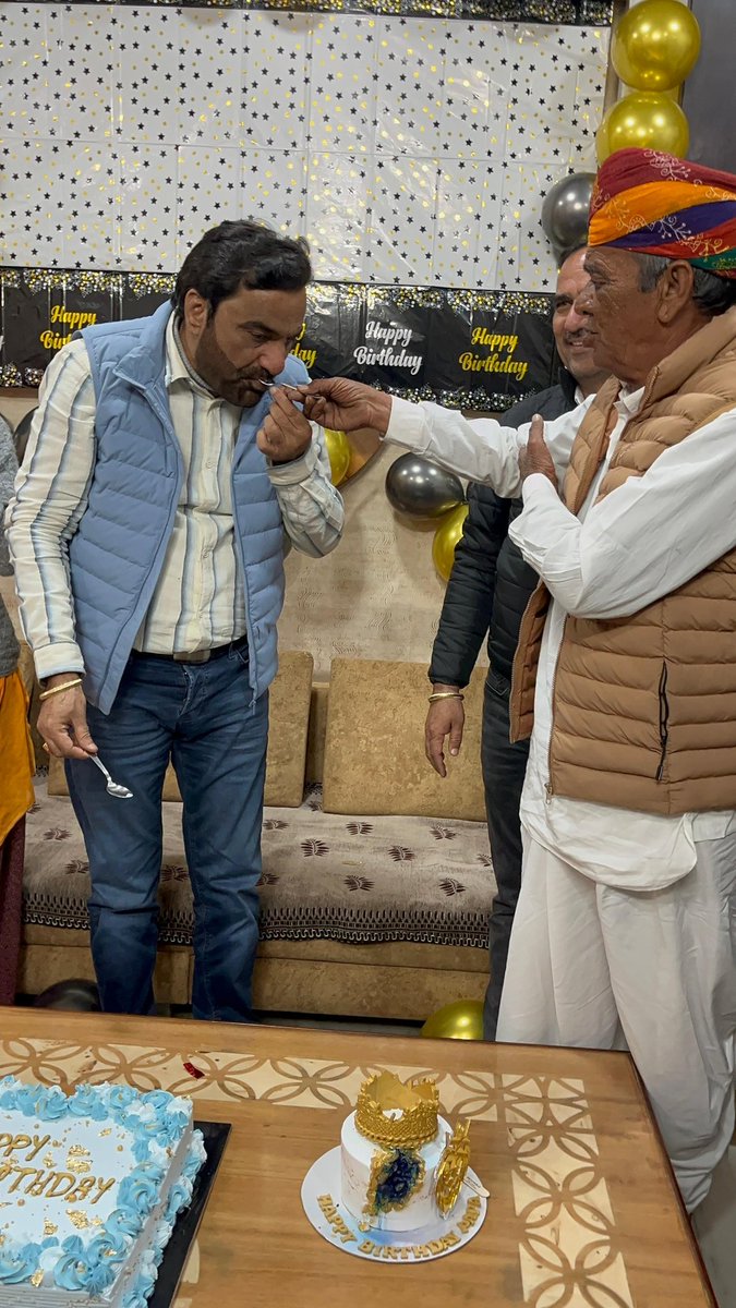 कल शाम नागौर आवास पर माताजी व बच्चों तथा पारिवारिक सदस्यों के साथ जन्म दिन मनाया |
