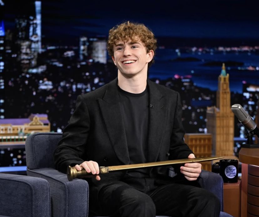 piscesngemini's tweet photo. se eu ganhasse um 1 real a cada vez que eu fosse fã de um loiro que nasceu/mora na pensilvânia e foi no jimmy fallon eu teria 3 reais, o que não é muito, mas é engraçado que tenha acontecido 3 vezes https://t.co/eVXQYH5CL5