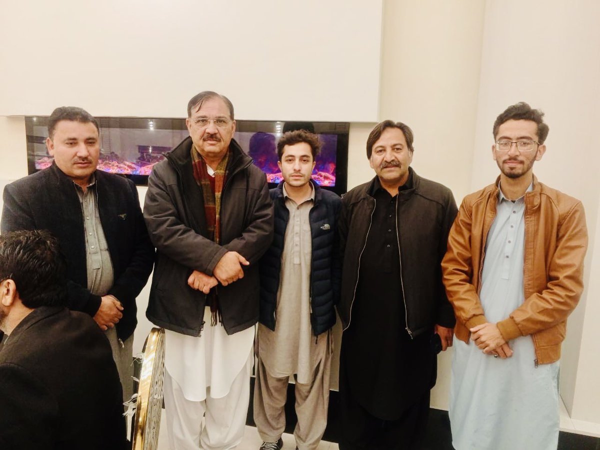 چکدرہ:
پاکستان پیپلز پارٹی لوئر دیر کے سیکرٹری جنرل نعیم اللہ خان نے چکدرہ میں پارٹی کے سیکرٹری جنرل ہمایون خان سے ملاقات کی۔ ملاقات کے دوران پارٹی کی مجموعی تنظیمی صورتحال، لوئر دیر میں تنظیمی ڈھانچے کو مزید مؤثر بنانے، کارکنان کو متحرک کرنے اور آئندہ سیاسی حکمتِ عملی پر تفصیلی