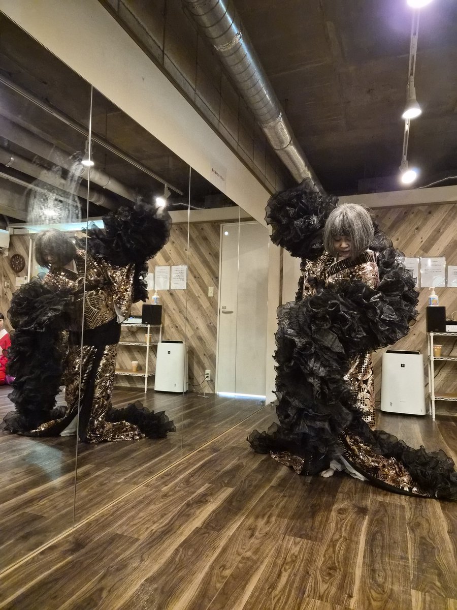 久しぶりに衣装を着て踊ってみた。
今年はじめてのお化粧。
白髪頭でキラキラ着物着ている自分が面白すぎる。