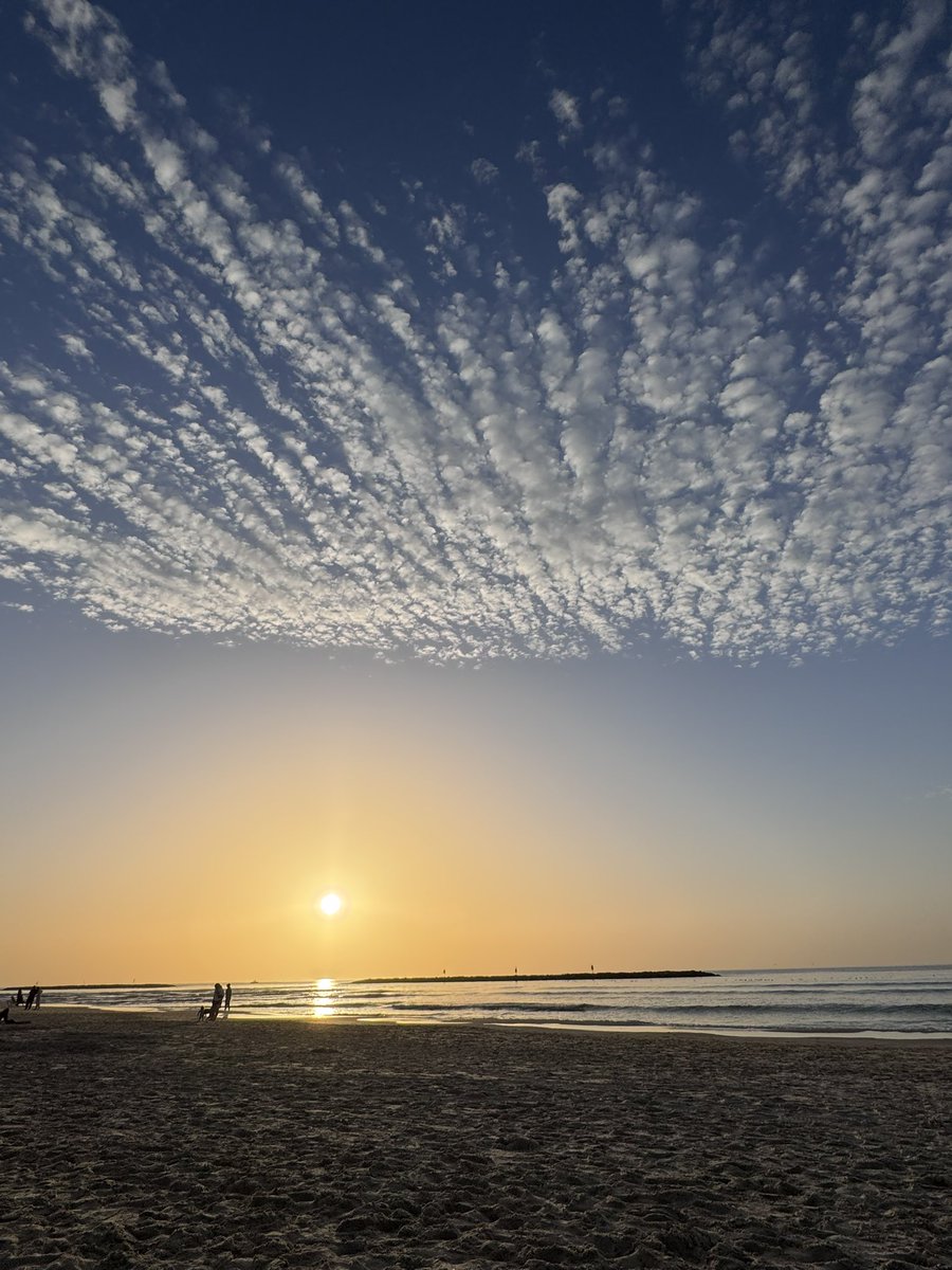 Ce n'est pas un simple coucher de soleil. 

C'est la fin d'une journée qui a duré 843 jours. 

C'est un coucher de soleil sur le #7Octobre. 

Tous les otages israéliens sont à présent de retour dans le pays. 

Demain débutera, enfin, une nouvelle journée en Israël. 

Enfin 🙏🇮🇱