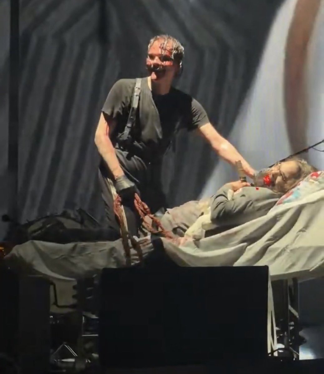 Lo que me encanta este hombre, ojalá algún día se suba encima mío delante de millones de personas, me abra el estómago sin dudar, se bañe en mi sangre, me arranque los órganos y me canibalice