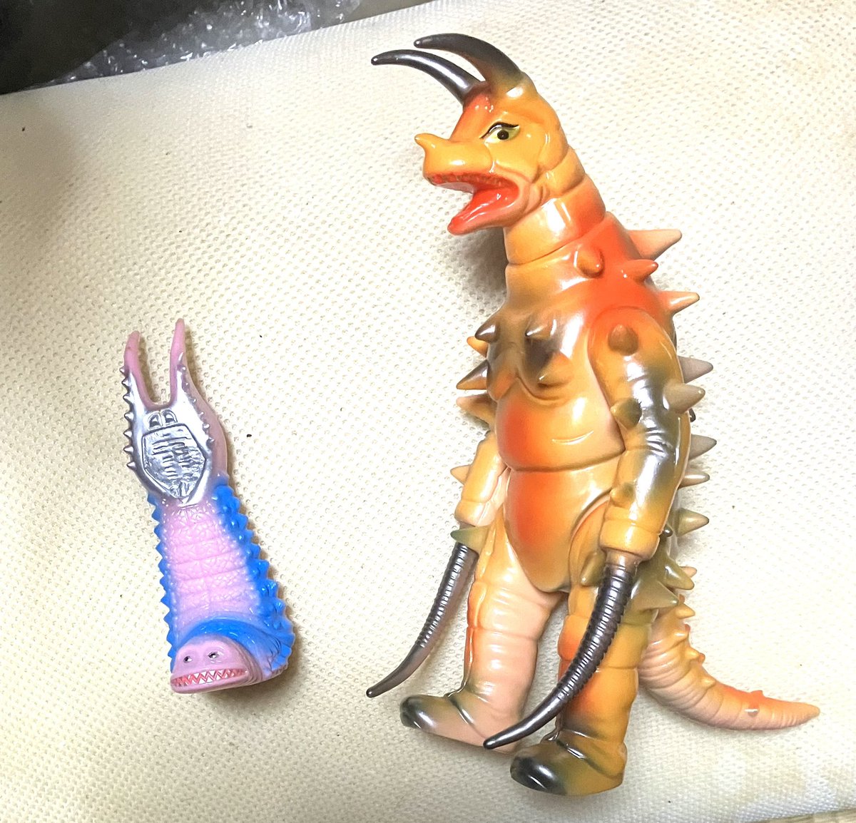 人間は選挙で大変だか、 俺たちもやりたいぜ。怪獣NO1を ヒーローより