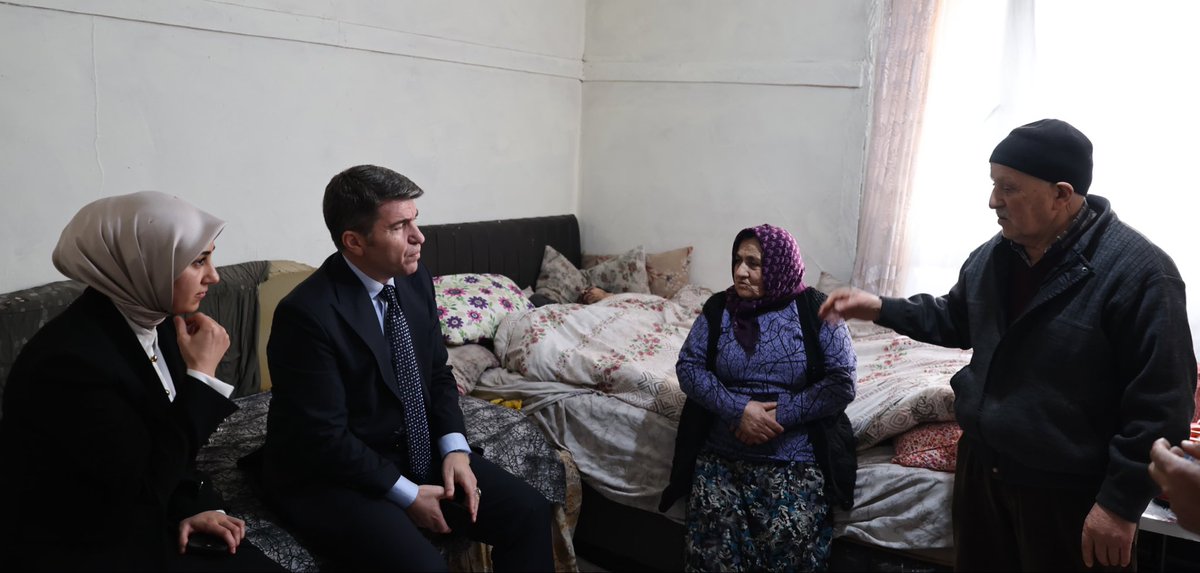 📍 Gümüşhacıköy

Valimiz Önder BAKAN, 3 engelli evladını özveriyle büyüten Fatıma ÇOBAN Teyzemizi ziyaret ederek, Devletimizin ailenin yanında olmaya devam edeceğini ve evlerinin fiziki şartlarının da iyileştirileceğini vurguladı.🇹🇷

#FedakarAnnelerimiz
#DevletMilletininYanında