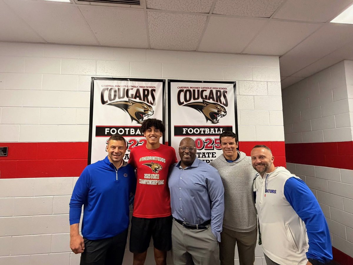 DKThompson's tweet photo. Gators’ head coach Jon Sumrall and QB Coach Joe Craddock visited 2027 QB Davin Davidson today. 

Lots of interest on both sides. https://t.co/M2SkqJSg8S
