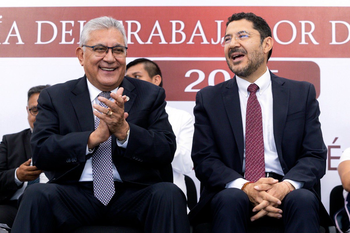 El #SNTE y su dirigente nacional, Mtro. Alfonso Cepeda Salas, enviamos una cordial felicitación a <a href="/martibatres/">Martí Batres</a>, director del <a href="/ISSSTE_mx/">ISSSTE</a>, con motivo de su cumpleaños. 🎂 ✨Nuestros mejores deseos. ✨