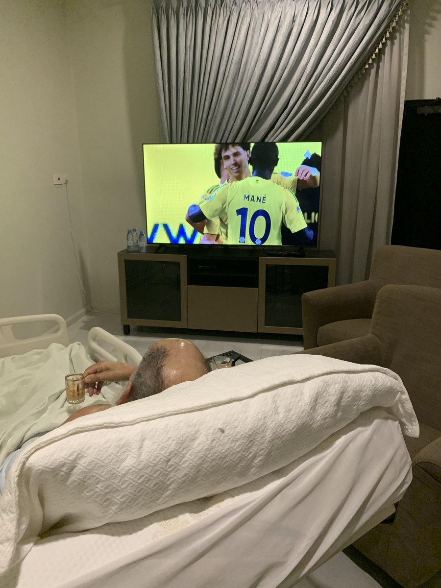 بالرغم من والدي حفظة الله في السرير منذ 3 سنوات لأسباب صحية إلا أن مباريات فريقة المفضل النصر تظل أمتع لحظاته أمام التلفزيون ، الله يا يسعدك يا أبو وليد 💛💙