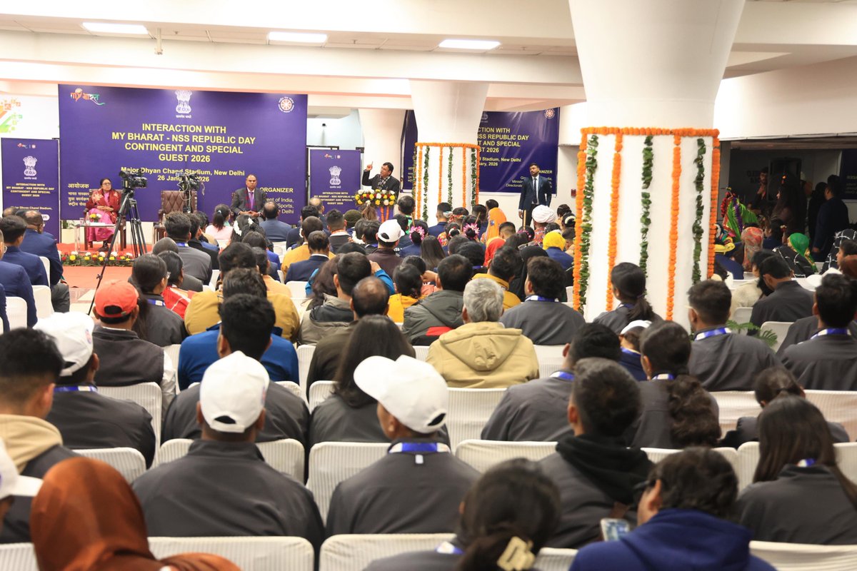 गणतंत्र दिवस परेड में भाग लेने वाले MY Bharat - NSS के मेरे युवा साथियों और अन्य महमानों से रात्रि भोज पर मुलाक़ात की।

आप सभी की कड़ी मेहनत आज कर्तव्य पथ पर साफ़ दिखाई दी है। इस शानदार प्रदर्शन के लिए बधाई एवं भविष्य के लिए शुभकामनाएं।