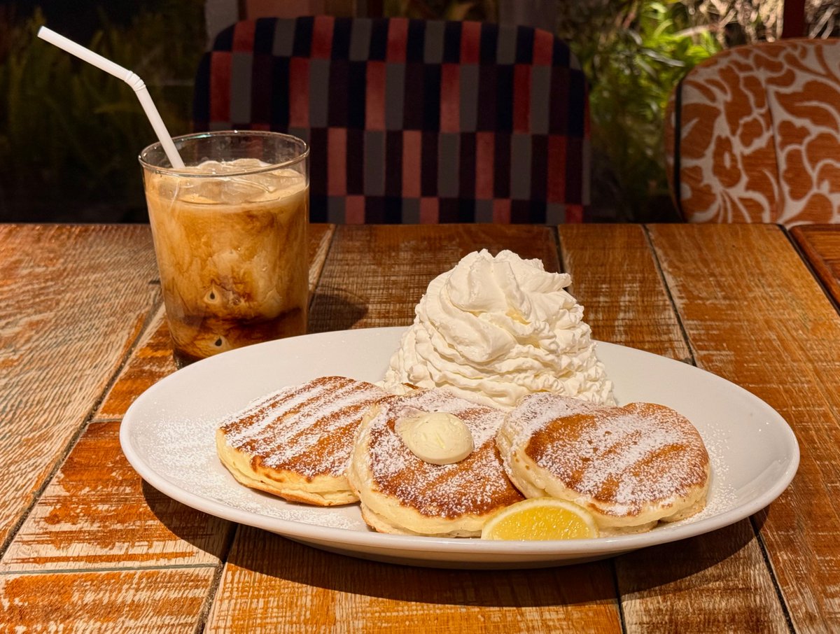 x_fcFree7F's tweet photo. 📍コナズ珈琲守山

夜のKona’s Coffee ☕️🌙
ふわふわパンケーキにたっぷりホイップ…幸せすぎる。ガーリックシュリンプとポテトも最高で、甘い→しょっぱいの無限ループでした🍤🥞

#konascoffee   #コナズ珈琲   #夜カフェ #カフェ巡り  #パンケーキ  #ハワイアンカフェ https://t.co/e6fu24dMSF