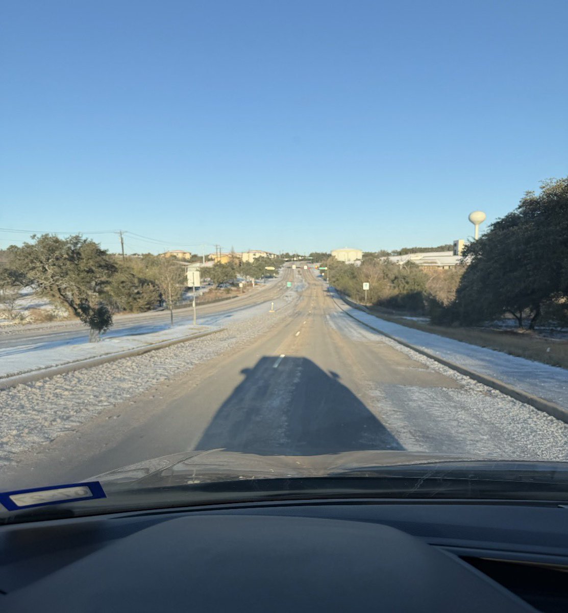❄️🚧
Local roads are still icy or with spotty icy patches this morning as you can see from these images taken on Lohmans Crossing Rd and Rolling Green Dr. Please STAY off the roads this morning.

Stay SAFE and WARM, Lakeway. We’re almost through this!! 🙌
